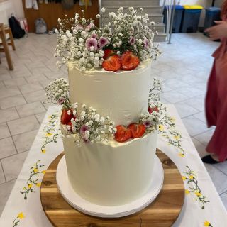 Svatební sezóna je v plném proudu. Zde je malá ukázka dortu z naší cukrárny. tým jez! catering #office #catering...